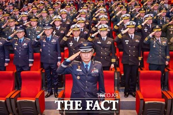 9일 국방대학교 본교 컨벤션센터 세종대강당에서 열린 2026년 안보과정 입교식에서 입교생들이 김영호 총장직무대행에게 단체 경례를 하고 있다. /국방대학교