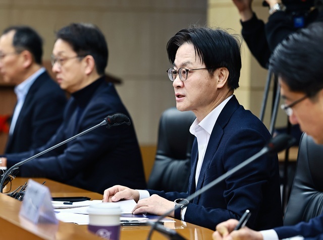 김정관 산업통상부 장관은 9일 정부세종청사에서 기자간담회을 하고 대한상공회의소의 보도자료 가까뉴스 사건과 관련해 형사조치나 행정조치는 감사 결과를 보고 판단할 것이라고 말했다. 사진은 김 장관(오른쪽 두번째)이 이날 오전 한국무역보험공사에서 열린 경제단체 긴급현안 점검회의 모습. /산업통상부