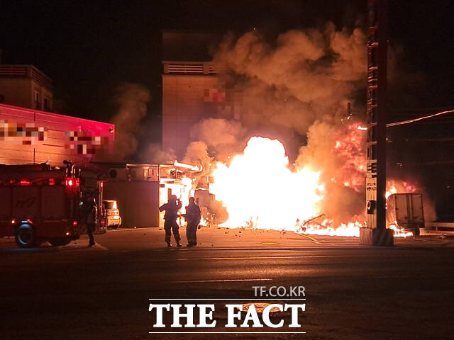 9일 오전 4시 19분쯤 울진군 후포면 삼율리의 한 식자재마트 인근 컨테이너 창고에서 화재가 발생해 소방당국이 진화에 나섰다. /경북소방본부