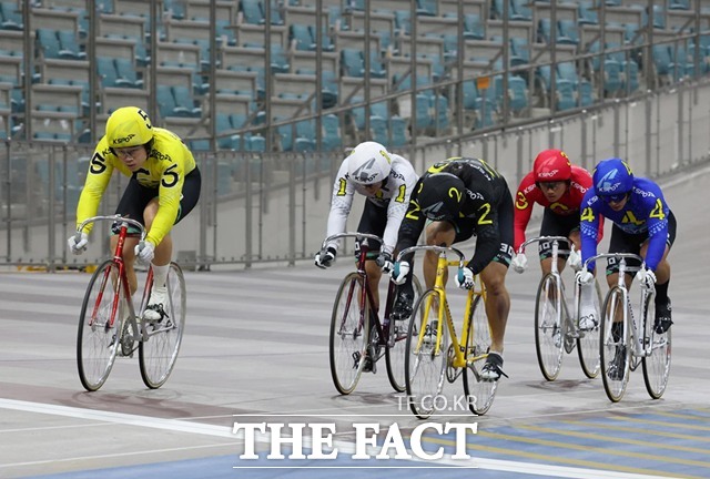 경륜 30기 윤명호의 경주 장면(맨 왼쪽 5번 노란색 유니폼).최근 뛰어난 실력으로 경륜 팬들과 전문가들의 이목을 사로잡고 있다./국민체육진흥공단