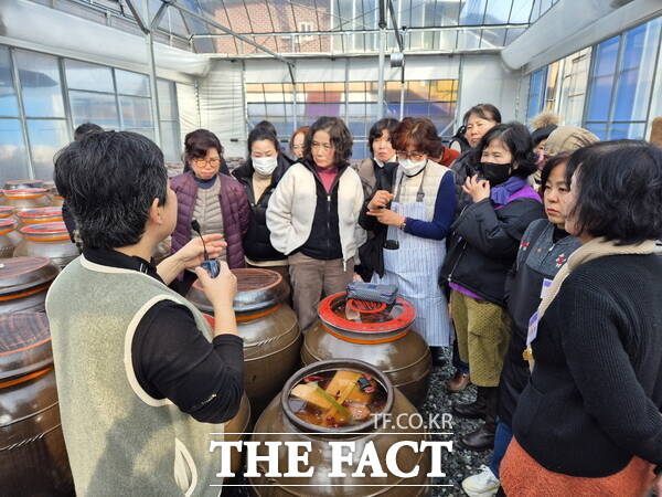 지난해 실시한 약초장류 만들기 교육 모습. /금산군