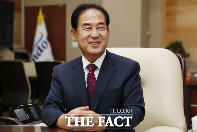 더불어민주당은 9일 인구소멸 대응책 일환으로 외국 처녀 수입을 언급해 논란이 된 김희수 전라남도 진도군수를 제명했다.사진은 김희수 진도군수. /더팩트 DB