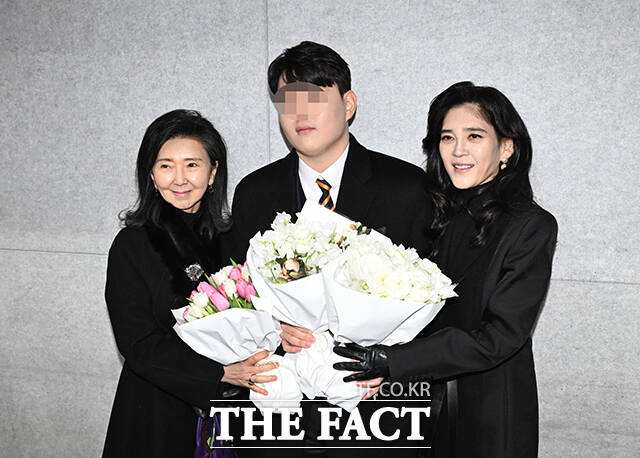 이모할머니 홍라영 전 리움미술관 총괄부관장, 임동현 군, 이부진 호텔신라 사장(왼쪽부터)