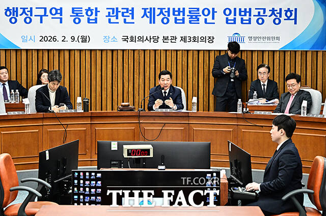 입법공청회 주재하는 신정훈 행안위원장(가운데).