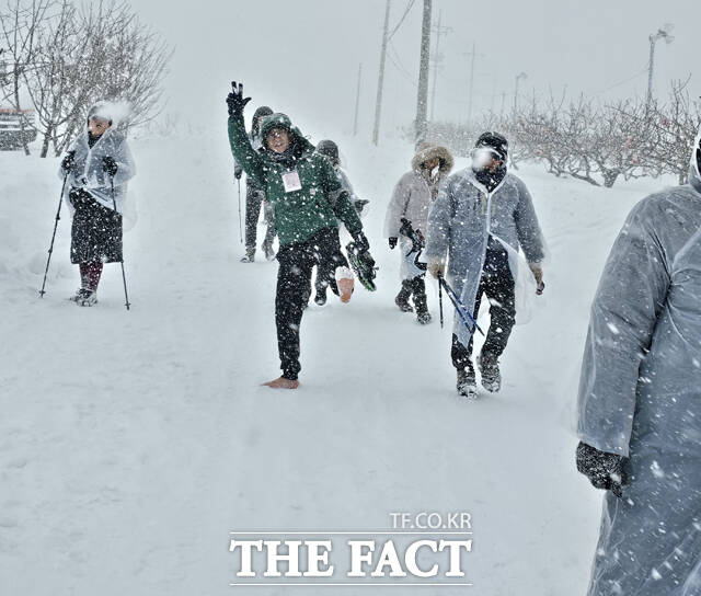 제1회 울릉 눈꽃 맨발걷기 축제 참가자들이 맨발로 눈위를 걷고 있다. /울릉크루즈