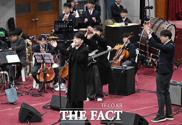 이부진 호텔신라 사장의 아들 임동현군이 9일 오전 서울 강남구 휘문고등학교에서 열린 졸업식에서 식전 공연을 하고 있다. /이새롬 기자