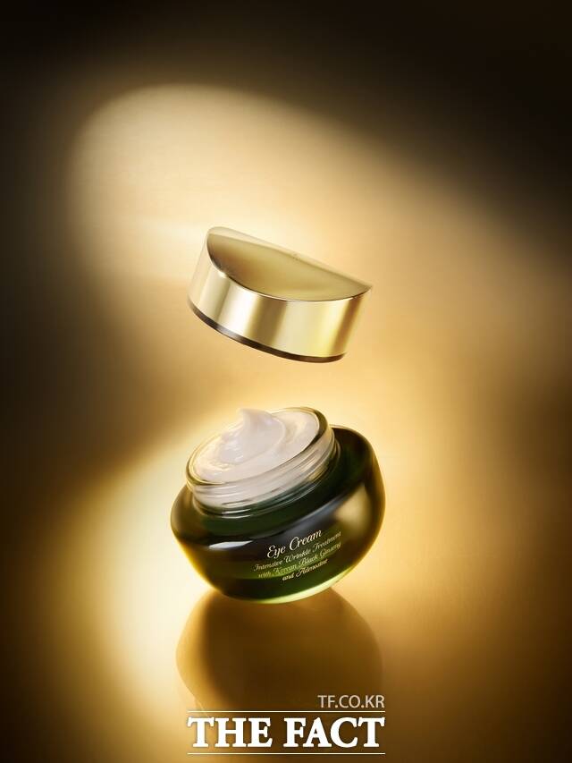 신세계인터내셔날의 고기능 스킨케어 브랜드 연작이 독자적인 항노화 특허 성분을 담아 눈가 주름과 탄력을 관리해주는 알파낙스 아이크림을 새롭게 출시했다. /신세계인터내셔날