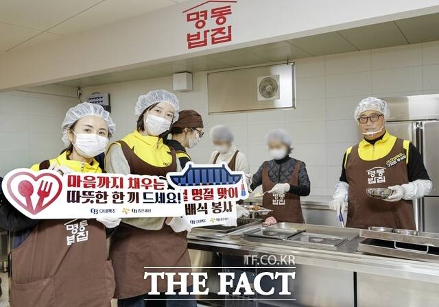 구자범 오비맥주 수석부사장(오른쪽)이 설 명절을 앞두고 서울 중구 명동성당 내 무료급식소 명동밥집에서 소외계층을 위한 배식 봉사를 진행하고 있다. /오비맥주