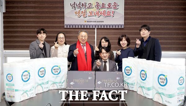 이한영 대전시의회 운영위원장(왼쪽 세 번째)이 9일 최중증 발달장애인돌봄센터(대전지체장애인협회 서구지회)를 방문해 위문품을 전달했다. /대전시의회