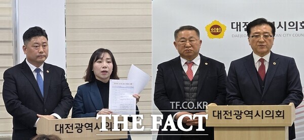대전·충남 행정통합 주민투표 결의안 처리를 둘러싸고 대전시의회 내 여야 공방이 격화되고 있다. 김민숙(왼쪽 두 번째)·방진영(왼쪽 첫 번째) 더불어민주당 대전시의원이 9일 시의회 기자실에서 기자회견을 열고 제293회 임시회 절차 위반을 문제 삼으며 무효라고 주장했다. 이에 조원휘 대전시의회 의장(오른쪽 첫 번째)과 이한영 대전시의회 운영위원장은 같은 날 오후 기자회견을 열고 지방자치법과 대전시의회 회의 규칙에 근거한 적법한 개최라고 반박했다. /정예준 기자