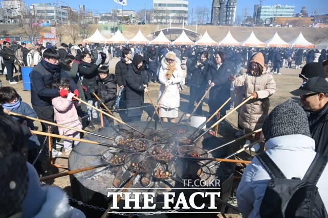 시민들이 8일 2026 겨울공주 군밤 축제 및 밤 산업 박람회에서 군밤을 굽고 있다. /공주시