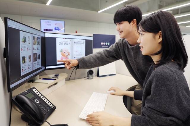 삼성디스플레이 직원들이 설 명절을 앞두고 온라인 장터에서 상품을 구입하고 있다. /삼성