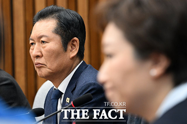 이언주 최고위원은 전 변호사를 특검 후보로 추천했다는 것은 단순 실수로만 치부할 수 없는 뼈아픈 실책이라며 당과 대통령에게 심각한 정치적 부담을 주는 행위였으며, 제2의 체포동의안 가결 시도와 다름없다는 게 당원과 지지자들의 시각이라고 지적했다. /남용희 기자