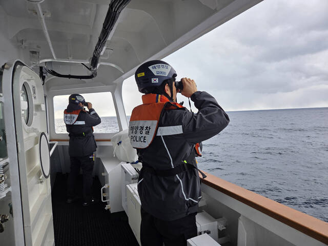 동해해경이 독도 남동방 46km 해상에서 해상 추락한 선원을 수색하고 있다. /동해해경