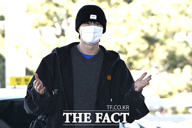 변우석이 웃음을 짓고 있다.