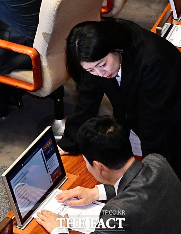 장동혁 대표의 재신임 투표 고비를 넘긴 국민의힘이 9일 쇄신안을 뒷받침할 당헌·당규 개정안을 최고위원회의에 보고하며 지방선거 체제 전환에 본격 박차를 가하고 있다. 배현진 국민의힘 의원이 9일 오후 서울 여의도 국회에서 열린 제432회 국회(임시회) 제4차 본회의에 참석해 장동혁 대표와 대화를 하고 있다. /국회=배정한 기자