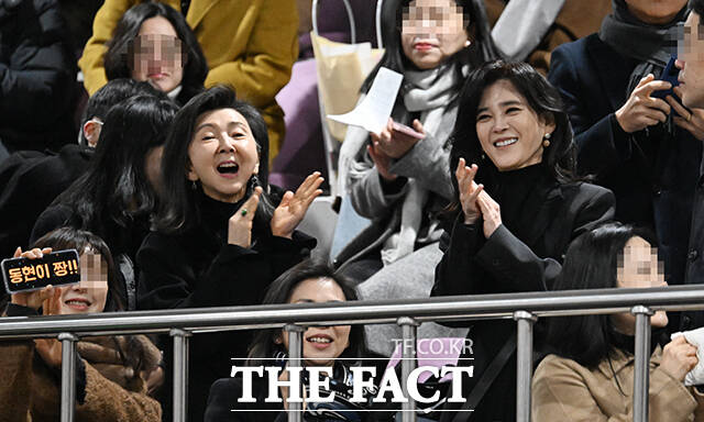 이부진 호텔신라 사장(오른쪽)이 9일 오전 서울 강남구 휘문고등학교에서 열린 아들 임동현 군의 졸업식에 참석해 이모인 홍라영 전 리움미술관 총괄부관장과 함께 아들의 공연을 성원하고 있다. /휘문고=박헌우 기자