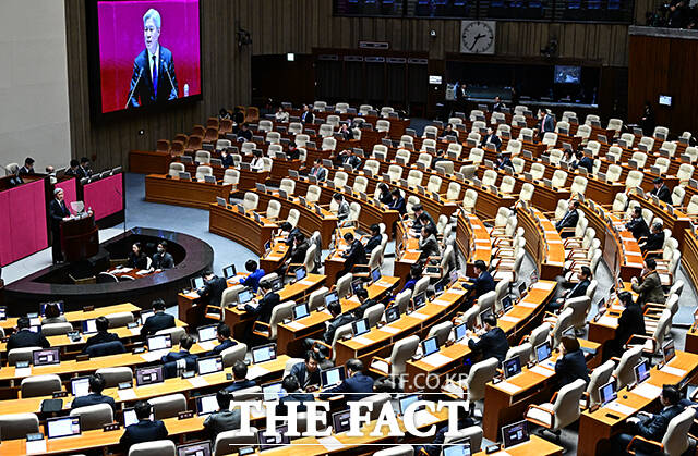 국회가 2026년도 국회의원 연봉을 전년 대비 2.5% 넘게 증액한 것으로 나타났다. 정쟁으로 국민 피로를 유발한다는 지적을 받는 국회가 감시를 피해 자신들 급여는 셀프 인상했다는 비판을 피하기 어려워 보인다. /배정한 기자