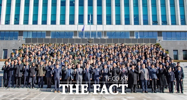 국방대학교가 9일 국방대학교 본교 세종대강당에서 육·해·공군·해병대 대령급 장교 79명을 비롯해 국·과장급 공무원 83명, 공공기관 임원 64명 등 안보과정 입교생 300여 명이 참석한 가운데 2026년 안보과정 입교식을 개최했다. /국방대학교