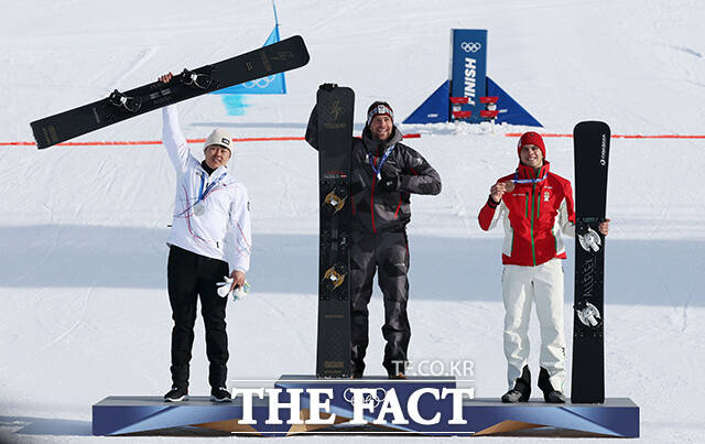 김상겸이 스노보드 남자 평행대회전 시상식에서 기뻐하고 있다.