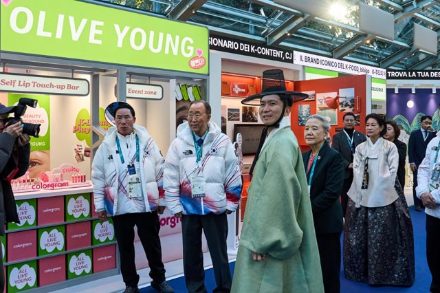 반기문(왼쪽에서 두 번째) 전 UN 사무총장과 유승민(왼쪽에서 세 번째) 대한체육회장이 지난 5일 열린 밀라노 코리아하우스 개관식에서 CJ 홍보관을 둘러보고 있다. /CJ