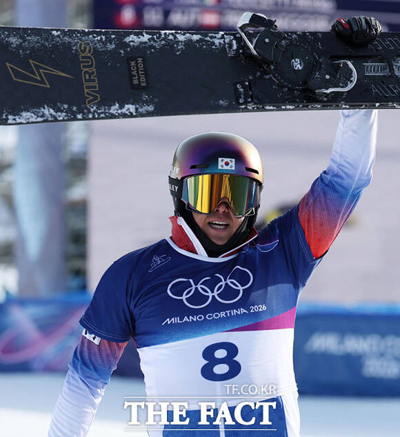 스노보드 김상겸이 은메달을 차지한 뒤 기뻐하고 있다.