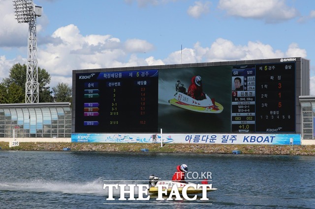 미사경정장에서 경정선수가 다음경주 출전을 위해 소개항주를 진행하고 있다./국민체육진흥공단