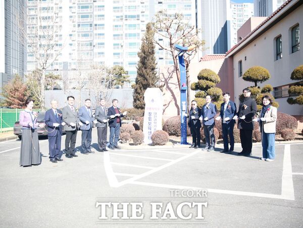 대전시 서구는 9일 서구청 등 창업 지원 기관 관계자 60여 명이 참석한 가운데 대전과기대 창업보육센터 현판 제막식을 진행했다. /대전 서구