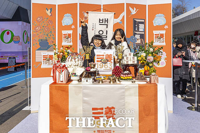 삼양 1963 백일잔치 팝업스토어에서 방문객들이 기념사진을 찍고 있다.