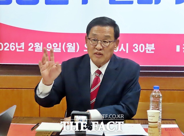 황선만 국민의힘 충남도당 부위원장이 9일 청양군청 브리핑룸에서 기자회견을 갖고 제9회 지방선거에서 청양군수 출마를 선언하고 있다. /김형중 기자