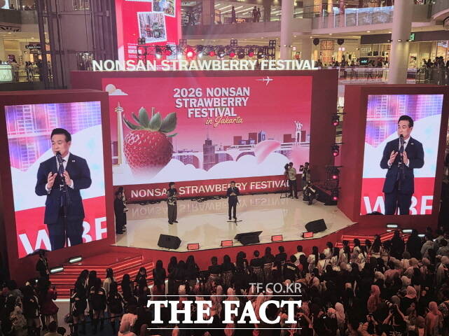 백성현 논산시장이 인도네시아에서 열린 논산시 농식품 해외 박람회 폐막식에서 인사말을 하고 있다. /논산시