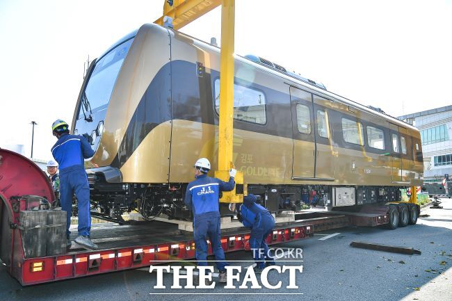 경전철인 김포골드라인을 정비하고 있다. /김포시