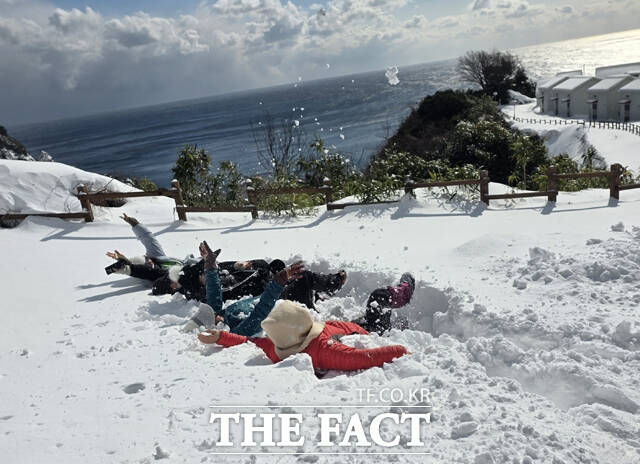 제1회 울릉 눈꽃 맨발걷기 축제 참가자 일부가 눈위를 뒹굴며 즐거워하고 있다. /울릉크루즈