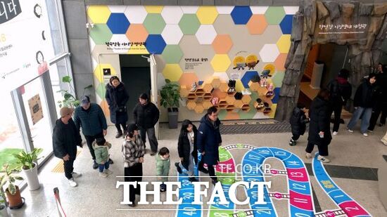 포천시가 지난해 설을 맞아 개최한 2025 설날 지오 한마당을 즐기기 위한 방문객들이 한탄강 세계지질공원센터를 방문하고 있다. /포천시