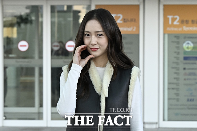 가수 겸 배우 정수정(크리스탈)이 9일 오전 해외 일정 참석으로 인천국제공항을 통해 출국하며 취재진에게 포즈를 취하고 있다. /인천국제공항=송호영 기자