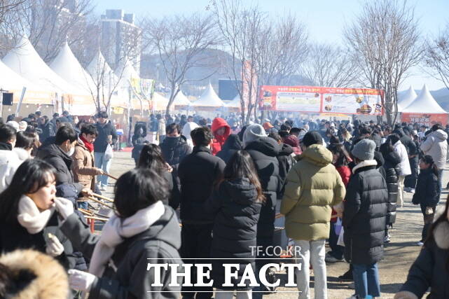 2026 겨울공주 군밤 축제 및 밤 산업 박람회가 관람객들로 인산인해를 이루고 있다. /공주시