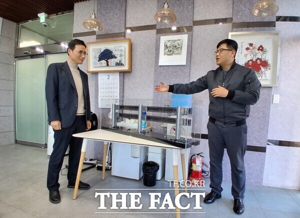 최병수 대전지방조달청장(왼쪽)이 9일 충남 논산시 소재 교량 난간 생산 기업인 주식회사 국제에스티를 방문해 현장의 목소리를 청취하고 판로 확대를 위한 의견을 청취했다. /대전지방조달청