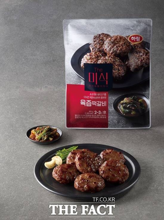 하림이 설 명절 상차림을 겨냥해 소고기와 국내산 돼지고기를 최적의 비율로 배합하고 12시간 저온 숙성해 육즙을 가득 채운 더미식 육즙떡갈비를 새롭게 선보였다. /하림