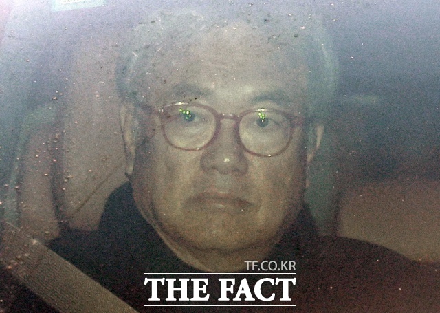 윤석열 전 대통령의 12·3 비상계엄 이후 대통령실 PC 초기화 혐의를 받는 정진석 전 대통령비서실장이 첫 경찰 조사에 출석한 지 약 18시간20분 만에 귀가했다. 사진은 정 전 실장이 지난 8일 오전 10시10분께 피의자 신분으로 조사 받기 위해 서울 서대문구 경찰청 3대 특검 특별수사본부에 출석하고 있는 모습./뉴시스