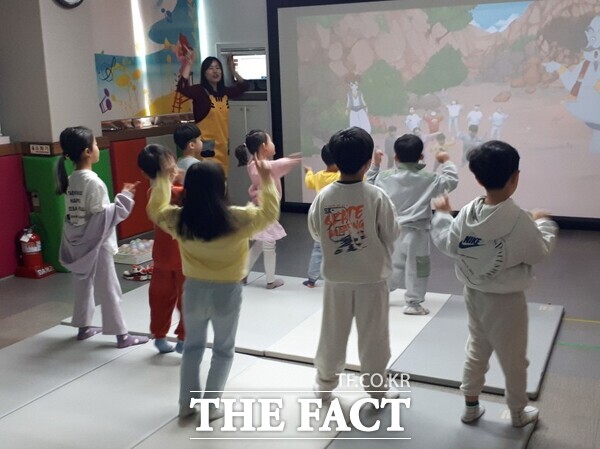 지난해 진행된 금산다락원 진산도서관 실감형 동화구연체험 프로그램 모습. /금산군