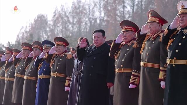 북한 노동당 기관지 노동신문은 9일 김정은 북한 국무위원장이 인민군 창건 78주년을 맞아 전날 국방성을 찾았다고 보도했다. 사진은 김 위원장이 지난 2024년 인민군 창건 76주년을 맞아 국방성을 축하 방문한 모습. /뉴시스.조선중앙TV 갈무리