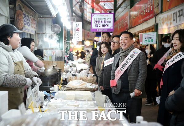 서철모 서구청장이 2월 7일 관내 도마큰시장과 한민시장을 찾아 설 성수품 물가를 점검하고 상인들과 소통하고 있다. /대전시 서구