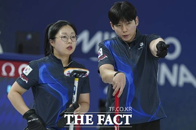 한국 컬링 믹스더블 대표팀 김선영(강릉시청)-정영석(강원도청) 조가 2026 밀라노·코르티나 동계올림픽 라운드로빈 최종전에서 노르웨이에 패배하며 준결승행이 좌절됐다. /AP. 뉴시스