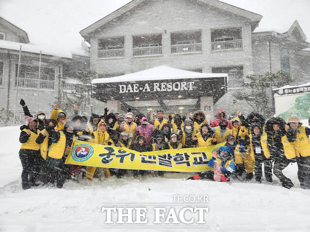 제1회 울릉 눈꽃 맨발걷기 축제참가자들이 단체사진을 찍고 있다. /울릉크루즈