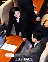  장동혁 대표와 대화하는 배현진 의원 [TF사진관]