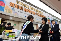  정부서울청사 농축산물 직거래 장터 찾은 원민경 성평등부 장관 [포토]