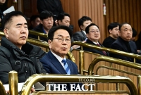  방청석에서 행정구역 관련 입법공청회 지켜보는 강기정 시장과 이장우 시장 [TF사진관]