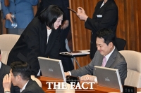  '징계 절차 착수' 배현진, 장동혁 대표와 대화 [포토]