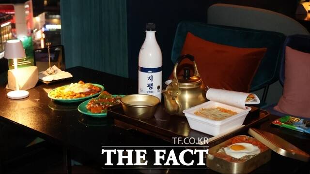 지평주조가 홍대 라이즈 호텔과 협업해 외국인 관광객들을 대상으로 한국의 전통 주전자 막걸리와 소맥 문화를 체험할 수 있는 K-ulture Day 프로모션을 진행하고 있다. /지평주조