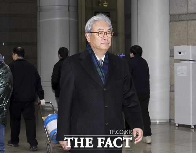 헌법재판관 미임명 관련 인사 개입 등 혐의로 기소된 정진석 전 대통령비서실장이 10일 오후 서울 서초구 서울중앙지방법원에서 열린 공판에 출석하고 있다. /송호영 기자